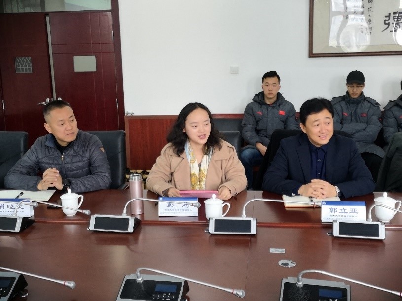 1.熊猫体育副院長彭莉教授主持座談會.jpg
